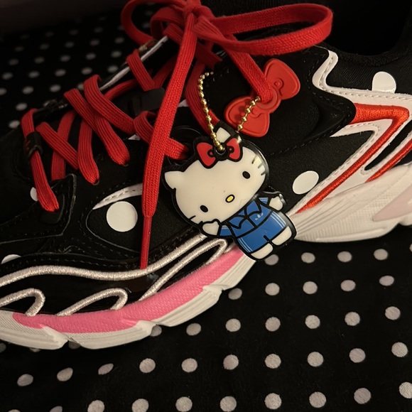 Women’s size 6 US Adidas x Hello Kitty sneakers - Picture 4 of 6